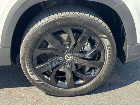 Certified 2023 Volkswagen Taos SE w/ Panoramic Sunroof Package FWD image 12