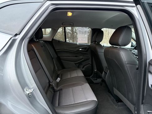 Used 2025 Chevrolet Trax LT w/ LT Convenience Package image 25