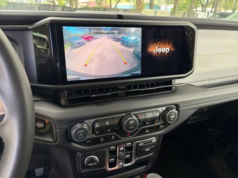 Used 2025 Jeep Wrangler Unlimited Sahara AWD/4WD image 16