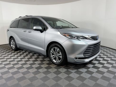Used 2023 Toyota Sienna Platinum image 5