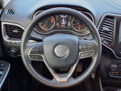 Used 2019 Jeep Cherokee Latitude w/ Popular Appearance Group FWD image 13