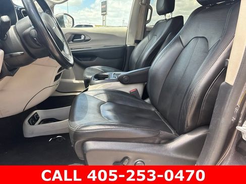 Used 2021 Chrysler Pacifica Touring-L FWD image 20