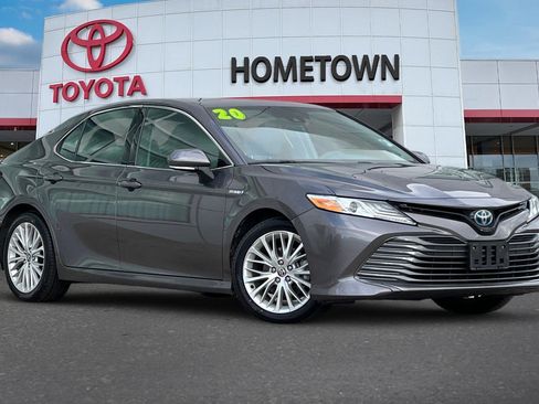 Used 2020 Toyota Camry XLE w/ Sunroof Package image 2