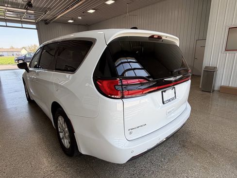 Used 2024 Chrysler Pacifica Touring-L FWD image 16