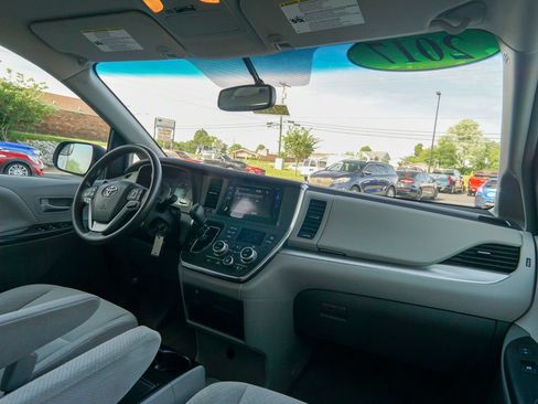 Used 2017 Toyota Sienna LE FWD image 13