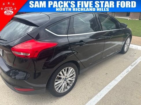 Used 2018 Ford Focus Titanium w/ Titanium Technology Package FWD image 6