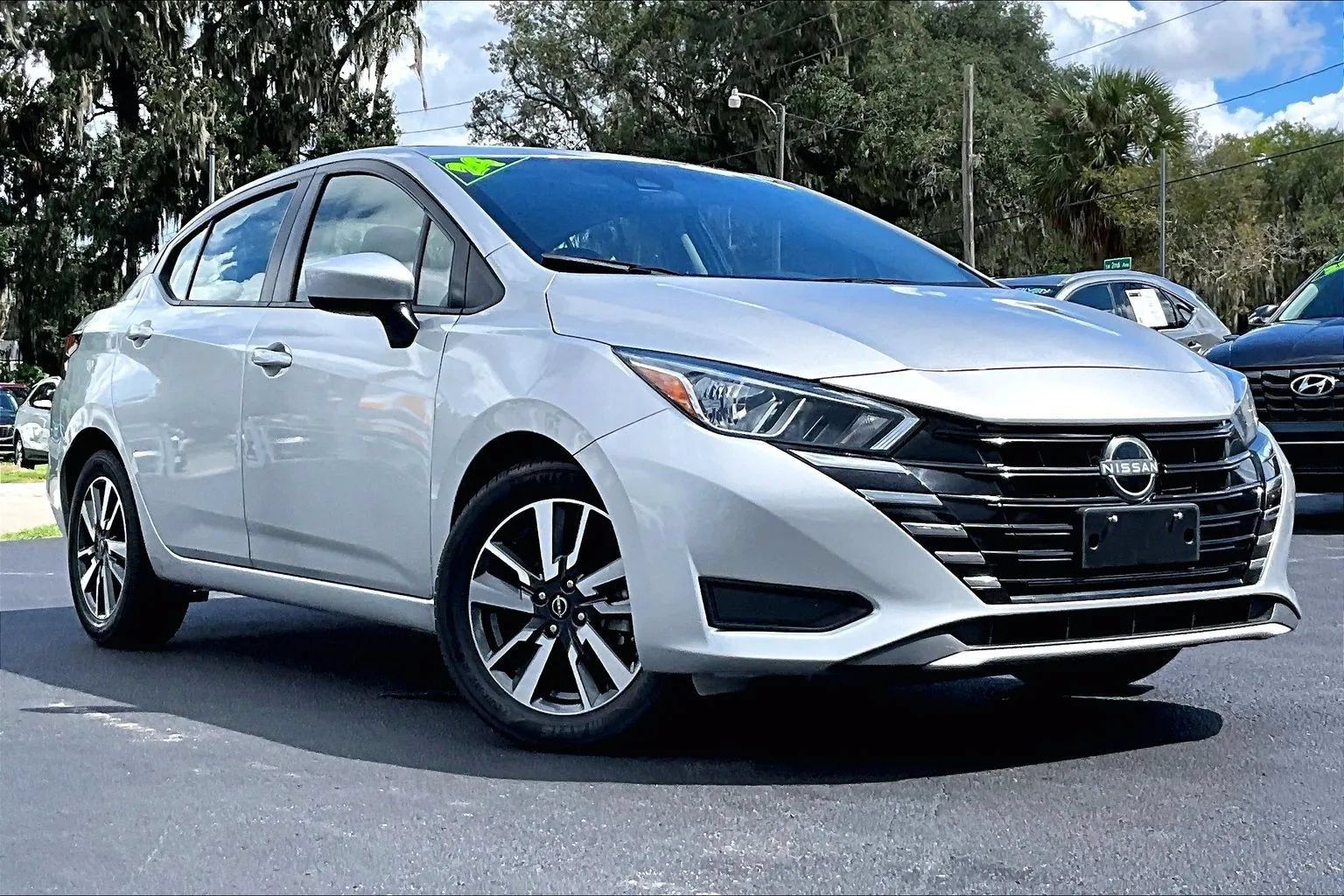 Used 2024 Nissan Versa SV FWD image 2