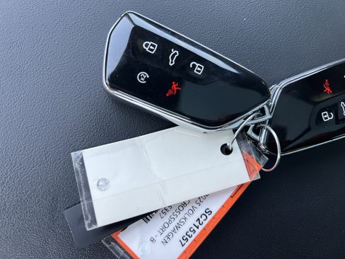 Certified 2025 Volkswagen Atlas Cross Sport SE w/ Panoramic Sunroof Package image 33