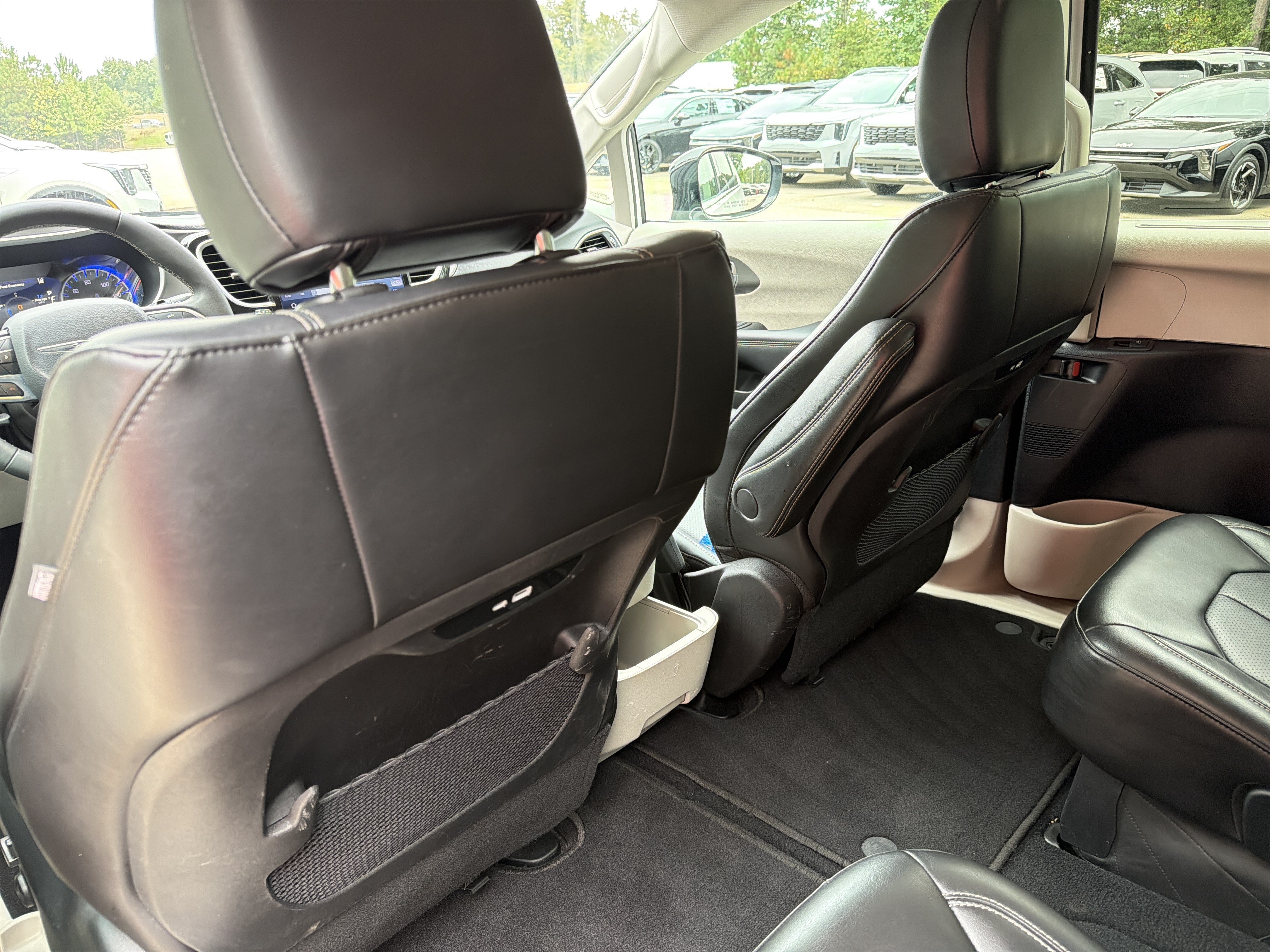 Used 2024 Chrysler Pacifica Touring-L FWD image 19