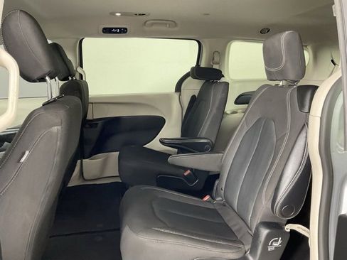 Used 2022 Chrysler Voyager LX image 13