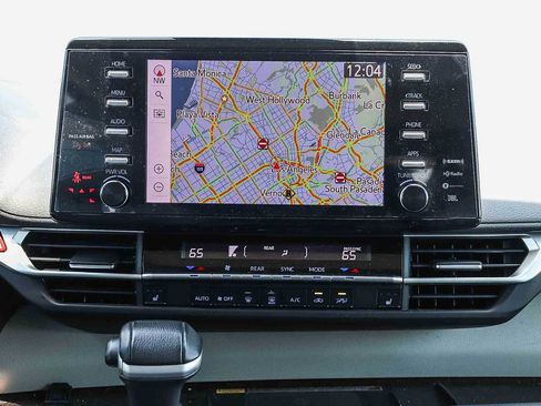Used 2023 Toyota Sienna XLE w/ XLE Plus Package FWD image 13