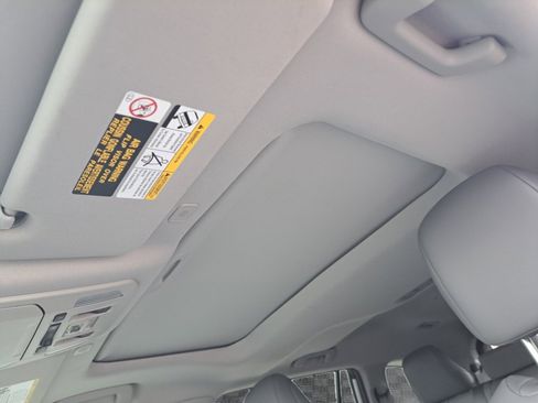 Used 2023 Toyota Highlander XLE FWD image 14