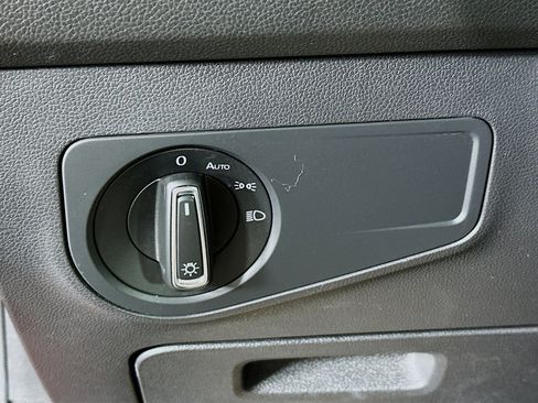 Used 2018 Volkswagen Tiguan SE w/ Panoramic Sunroof Package image 17