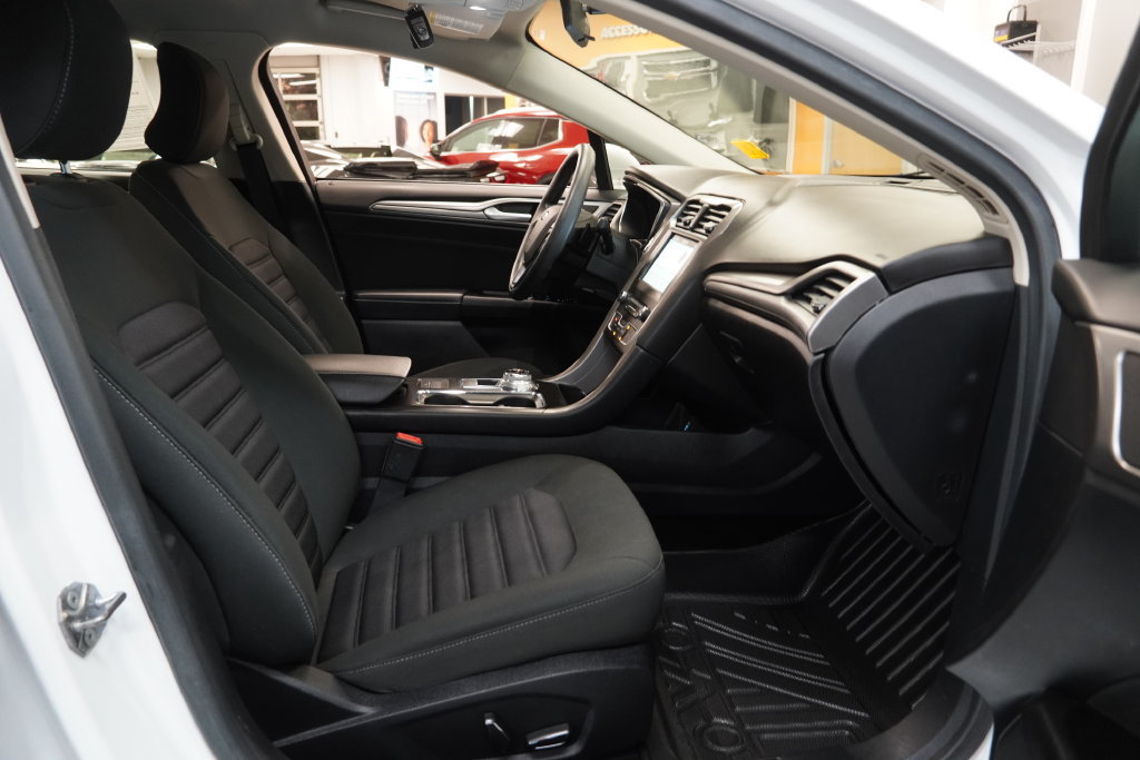 Used 2017 Ford Fusion SE w/ Fusion SE Technology Package FWD image 33