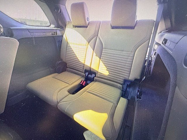 Used 2025 Land Rover Discovery Dynamic SE AWD/4WD image 14