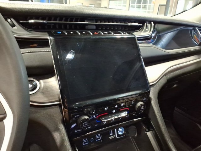 Used 2023 Jeep Grand Cherokee 4WD 4xe w/ Luxury Tech Group II image 15
