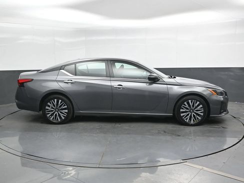 Used 2025 Nissan Altima 2.5 SV FWD image 3