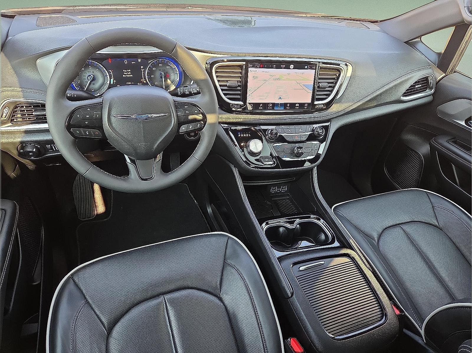 Used 2025 Chrysler Pacifica Limited FWD image 12