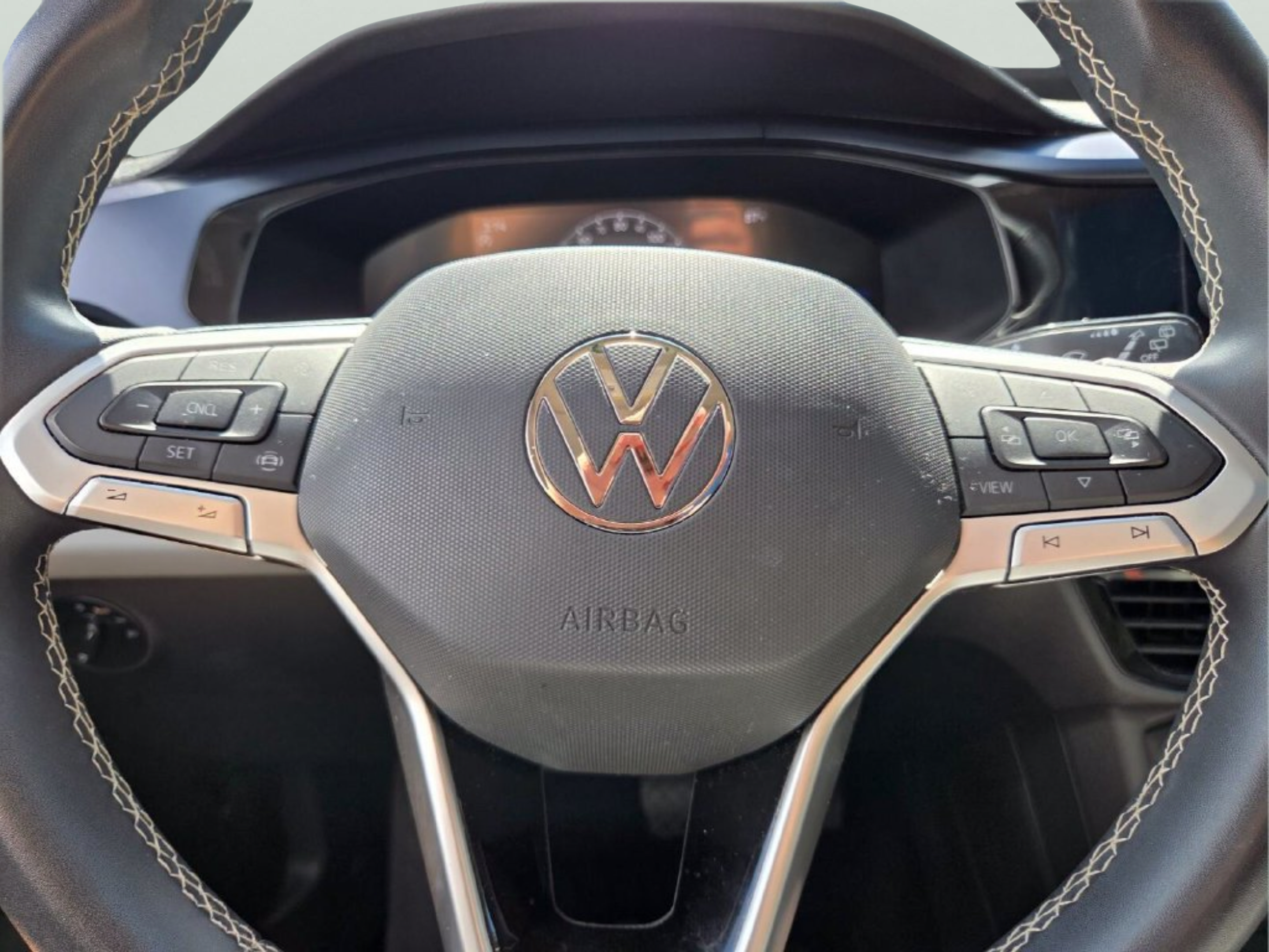 Used 2022 Volkswagen Taos SE w/ Panoramic Sunroof Package FWD image 32