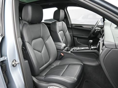Certified 2025 Porsche Macan image 31