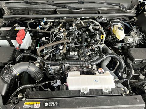 Used 2025 Toyota 4Runner SR5 AWD/4WD image 31