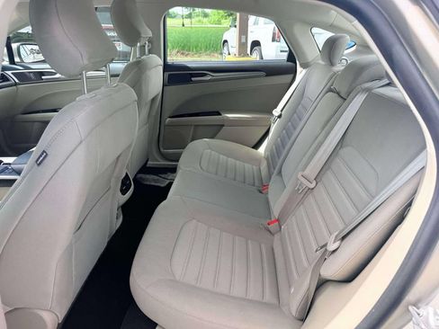 Used 2019 Ford Fusion SE FWD image 12