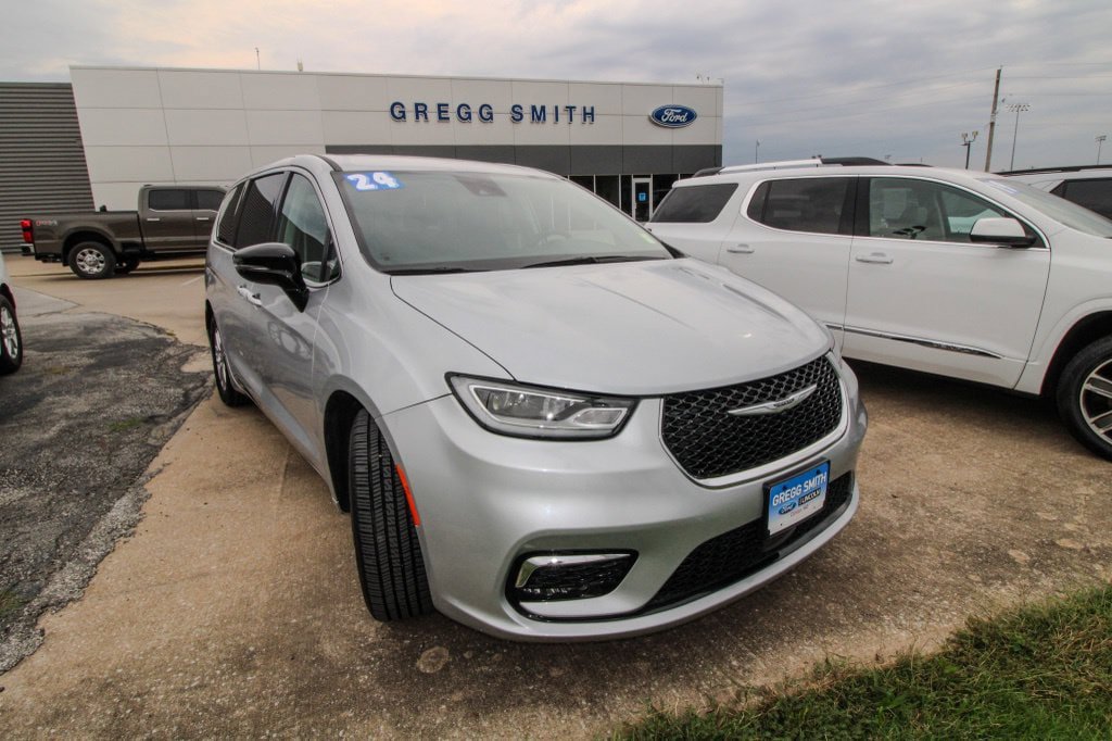 Used 2024 Chrysler Pacifica Touring-L FWD image 2