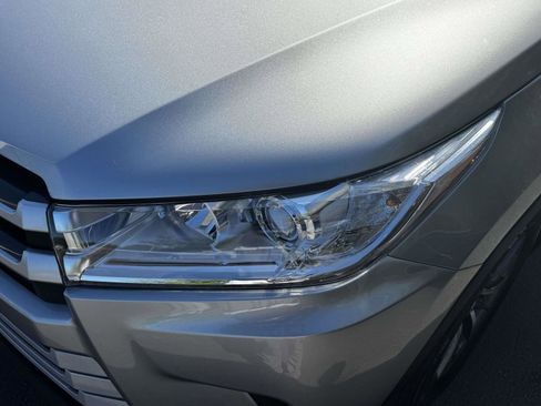 Used 2019 Toyota Highlander XLE AWD/4WD image 7
