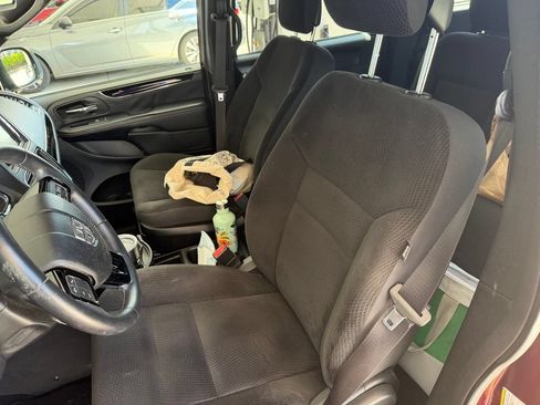 Used 2019 Dodge Grand Caravan SE FWD image 4