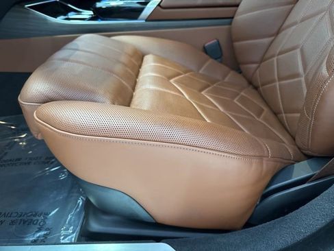 Used 2024 BMW i7 xDrive60 w/ Premium Package image 22