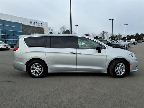 Used 2024 Chrysler Pacifica Touring-L image 2