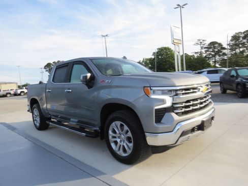 Used 2025 Chevrolet Silverado 1500 LTZ w/ Technology Package AWD/4WD image 6