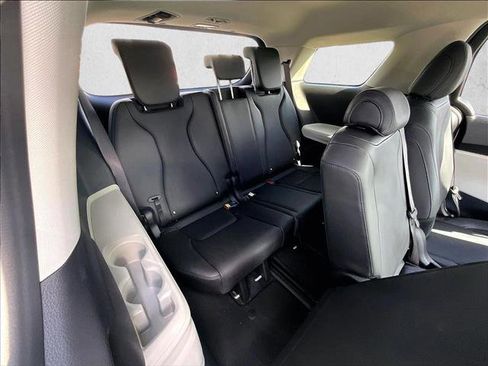 Used 2023 Kia Carnival LX FWD image 29