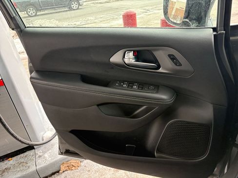 Used 2025 Chrysler Pacifica Select image 20