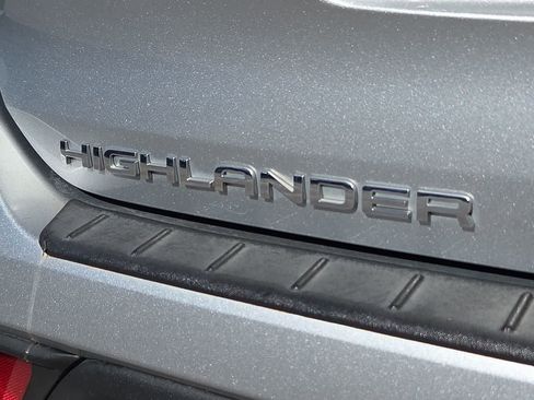 Used 2023 Toyota Highlander XLE FWD image 11