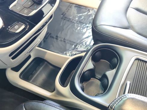 Used 2022 Chrysler Pacifica Touring-L image 35