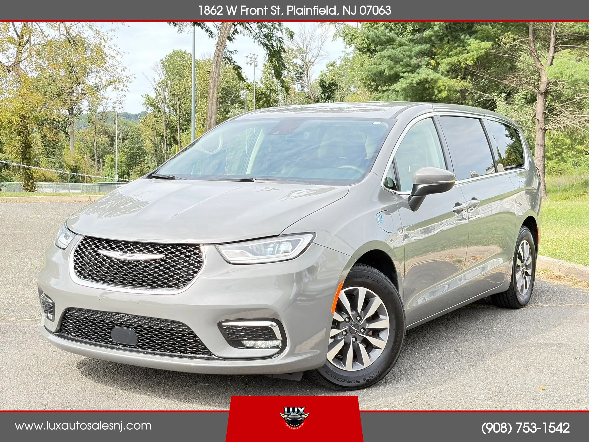 Used 2023 Chrysler Pacifica Touring-L FWD image 1