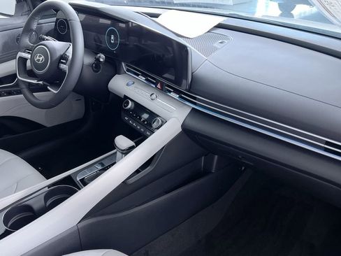 New 2025 Hyundai Elantra Limited image 32