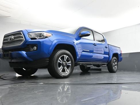 Used 2016 Toyota Tacoma TRD Sport w/ Towing Package image 36