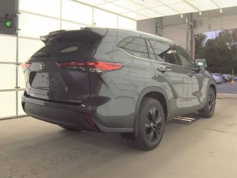 Used 2021 Toyota Highlander XLE AWD/4WD image 5