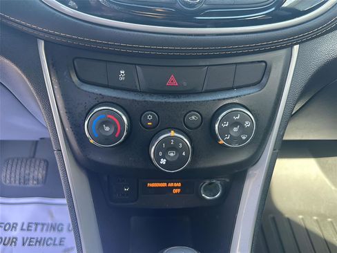 Used 2021 Chevrolet Trax LT w/ Premium Seat Package AWD/4WD image 18