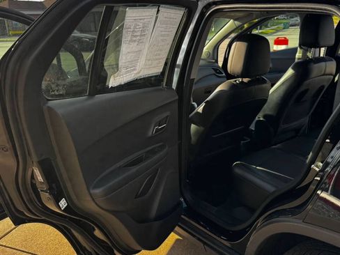 Used 2018 Chevrolet Trax LT w/ Sun & Sound Package AWD/4WD image 17