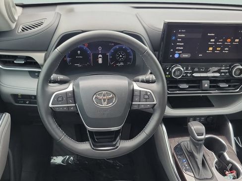 Used 2023 Toyota Highlander Limited FWD image 12