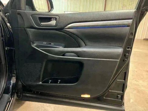 Used 2018 Toyota Highlander SE image 25
