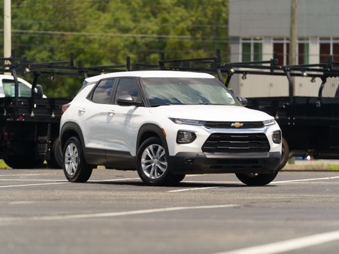 Used 2023 Chevrolet TrailBlazer LS FWD image 2