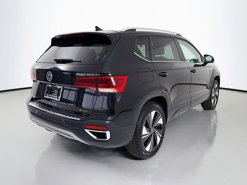 Used 2023 Volkswagen Taos SE w/ Panoramic Sunroof Package AWD/4WD image 7
