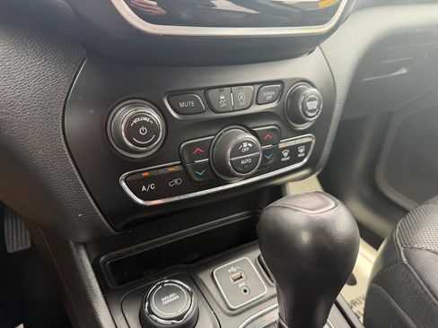 Used 2019 Jeep Cherokee Limited w/ Luxury Group AWD/4WD image 22