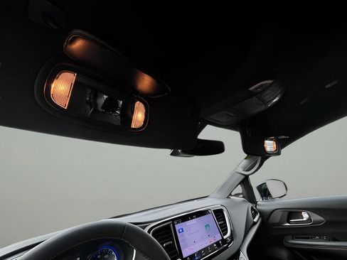 Used 2025 Chrysler Pacifica Select image 26