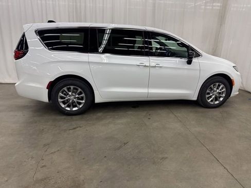 New 2026 Chrysler Pacifica Select image 33