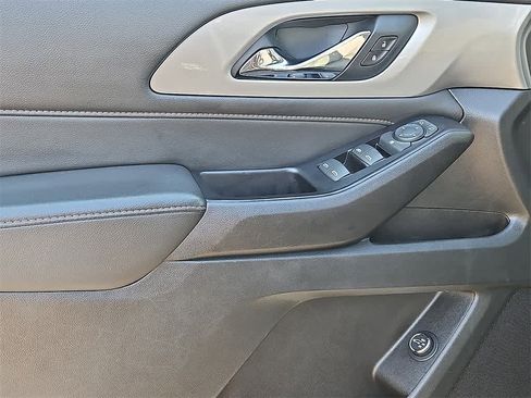 Used 2020 Chevrolet Traverse LT image 11